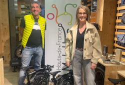 Les 2 gagnants, Lionel Chotteau et Mélanie Lefebvre, recevant leur vélo pliable le 22 octobre 2025.